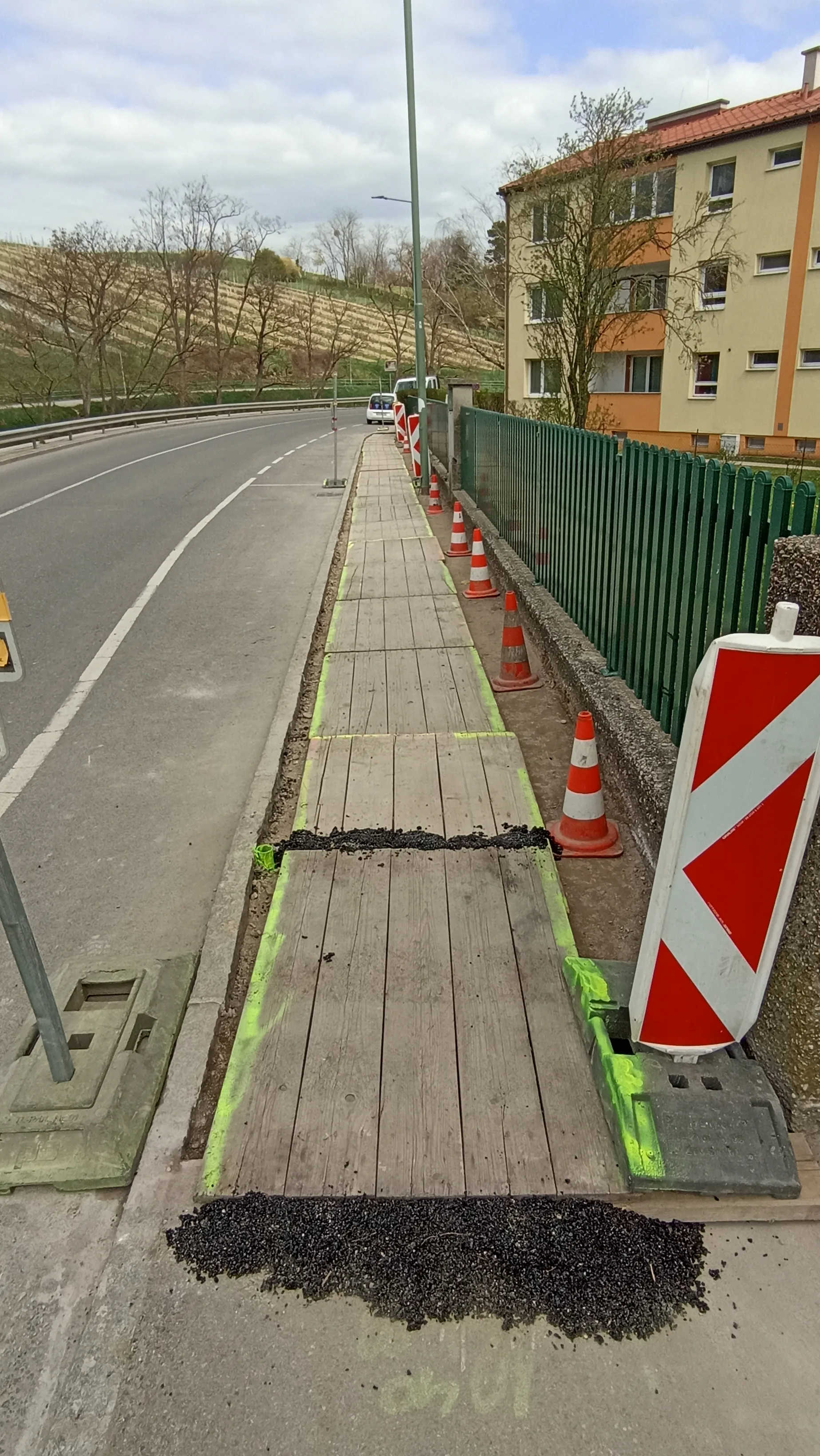 Baustellentreppe im Einsatz auf Gehsteig